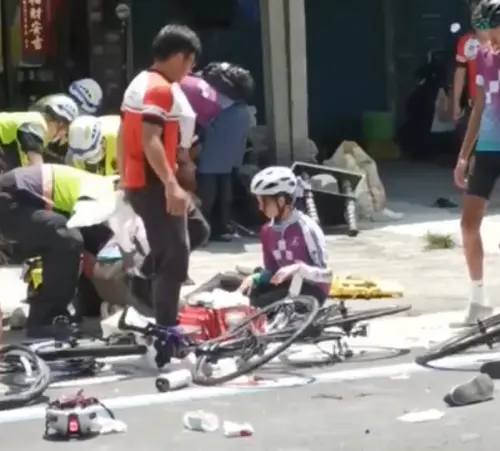 ▲▲康橋國際學校秀崗校區學生單車環島，22日上午在彰化遭逆向轎車撞，7名學生、1名補給車隊駕駛受傷。（圖／翻攝自記者爆料網）