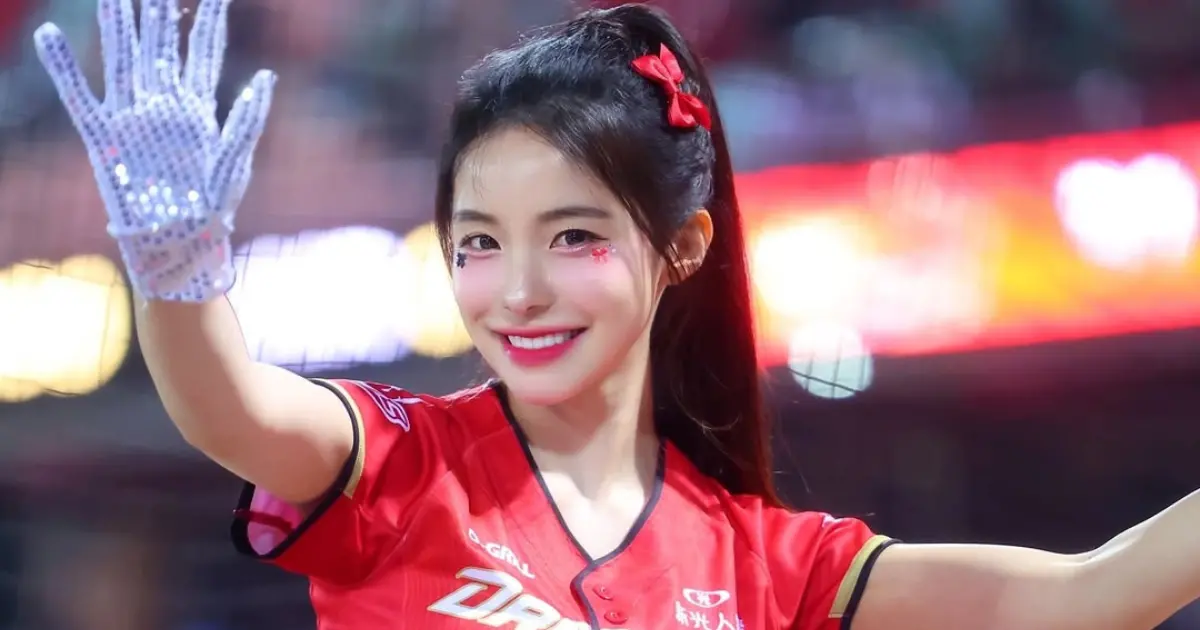 ▲韓國啦啦隊女神李多慧（如圖）先前公開做了「人生第一次整型」的過程，認了自己的牙齒顏色偏黃、有些斑點、虎牙有點尖銳，希望能藉由貼片「很自然」地讓牙齒平滑柔和一點。（圖／群萃公關提供）