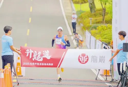 ▲13K升龍挑戰組以51分11秒奪得冠軍的李奇儒，首位跑到終點，寫下升龍道賽事難以超越的成績。（圖／主辦單位提供）