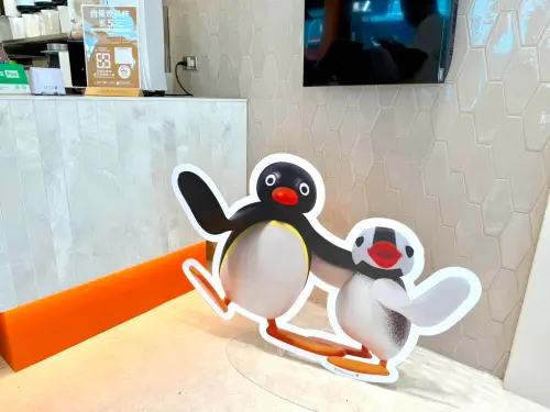 五桐號「Pingu企鵝家族」13款聯名周邊!22款新品菜單、二代店曝 ▲Pingu及Pinga兄妹在五桐號店內歡迎大家。(圖/記者蕭涵云攝)