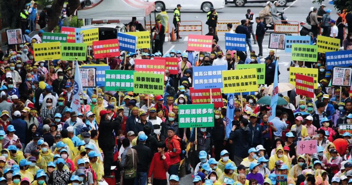 ▲國民黨426活動徵工讀生参加，遭網友質疑找走路工。（圖／國民黨臉書）