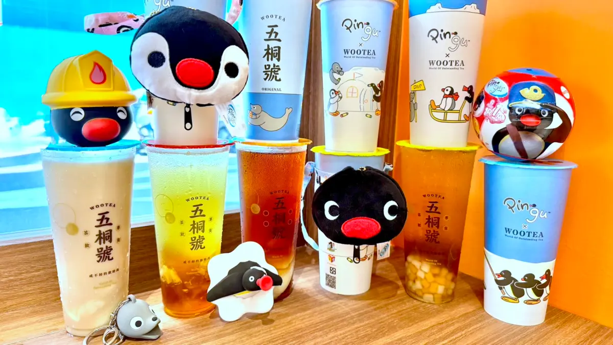 ▲五桐號聯名「Pingu企鵝家族」，Pingu與妹妹Pinga、海豹Robby，化身磁鐵、紓壓球盲盒及吊飾提袋共13款周邊。二代店型曝光全新菜單推22款手搖新品。85度C開賣優酪飲與冰沙一次看。（圖／記者蕭涵云攝）