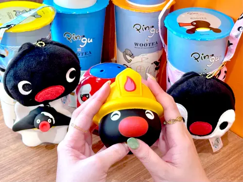 五桐號「Pingu企鵝家族」13款聯名周邊!22款新品菜單、二代店曝 ▲五桐號「Pingu企鵝家族」聯名,磁鐵、紓壓球盲盒、鑰匙圈盲盒、吊飾提袋共13款周邊。(圖/記者蕭涵云攝)