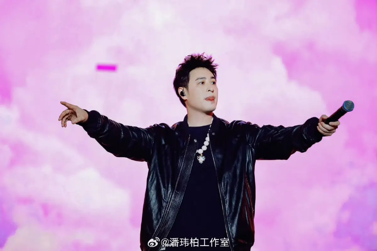 ▲知名歌手潘瑋柏的身材總是胖胖瘦瘦，近日他剛宣布減下7公斤，在演唱會上卻被拍到胖的像氣球的照片，對此他在社群中發出對比圖，「開風扇／不開風扇」，點出演唱會爆肥的真正原因。（圖／翻攝自小紅書）