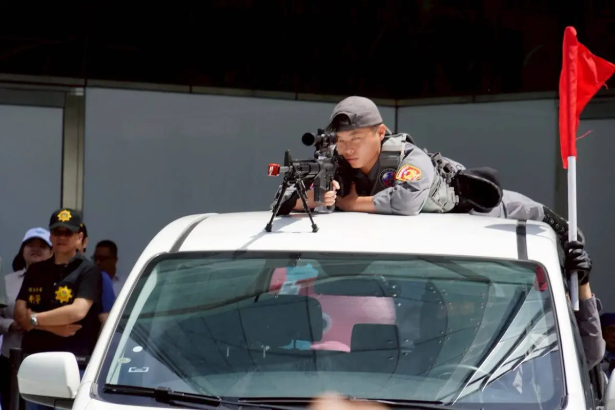 ▲「2025 雙北世壯運反恐維安及消防搶救演練」，狙擊手待命攻擊恐怖分子。（圖／北市府提供）