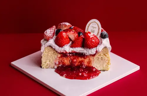 「KITCHEN205」此次還推出另一新品「莓果爆漿巴斯克」,切開後會看到中心莓果醬流瀉。(圖/晶華酒店提供) ▲「KITCHEN205」此次還推出另一新品「莓果爆漿巴斯克」,切開後會看到中心莓果醬流瀉。(圖/晶華酒店提供)