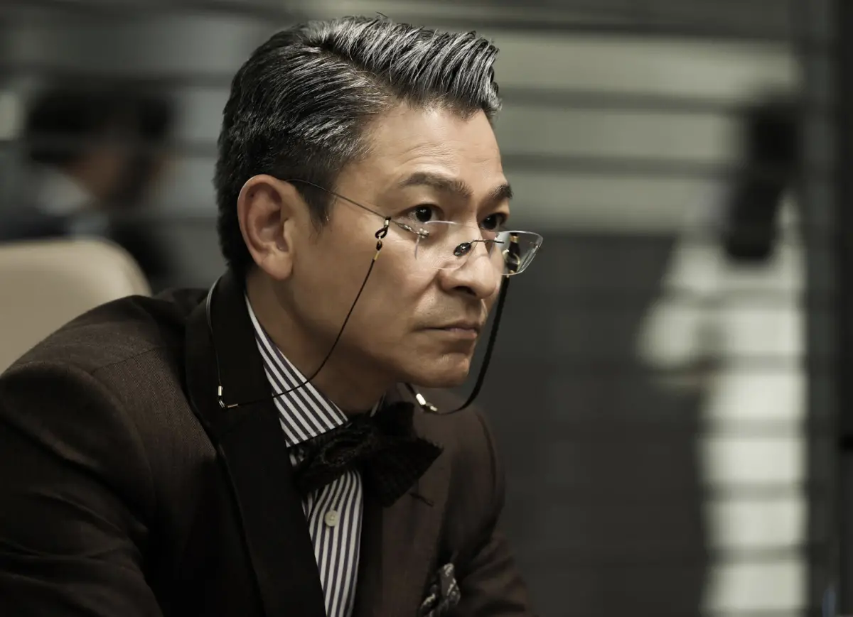 ▲劉德華（如圖）在演藝圈是天王等級的人物，他的弟弟劉德盛則在幕後工作，滿臉鬍渣、穿著樸素的模樣在微博瘋傳，雖然兄弟倆活成不同的樣子，但兩人都是上億身價。（圖／華映娛樂提供）