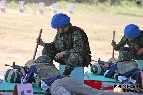 ▲參加實彈射擊體驗的高中職學生，在陸軍步兵117旅軍官兵協助下，射擊T91步槍5發子彈。（圖／記者莊全成攝，2025.04.22）