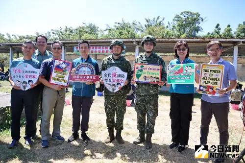 ▲教育局校安室主任黃哲彬、瑞祥高中校長莊訓當、中山高中校長林香吟等人，親自到場關心學生實彈射擊體驗活動，展現對國防事務的支持。（圖／記者莊全成攝，2025.04.22）