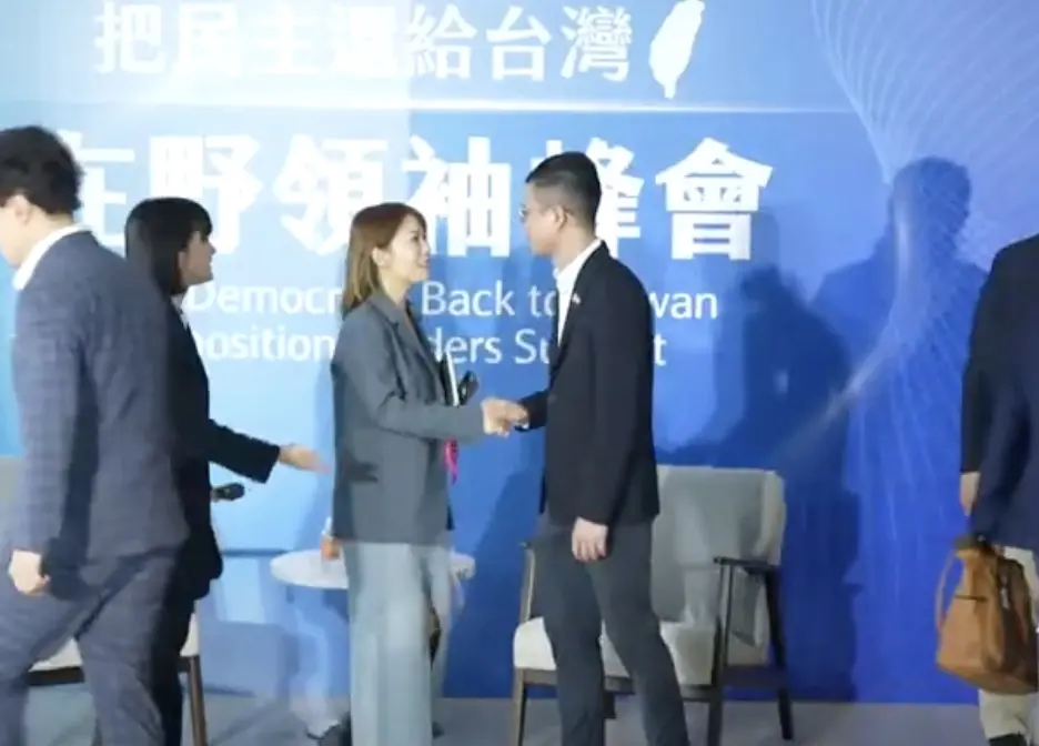 ▲民眾黨立院黨團主任陳智菡、國民黨智庫副執行長凌濤，睽違1年半再度同台，沒了當時藍白合破局的劍拔駑張。（圖／翻攝畫面）