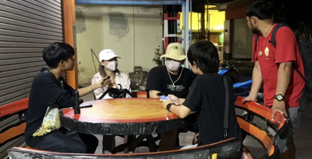 ▲一名台灣男子近期去泰國遊玩時，突然被流浪漢拿棍棒毆打。（圖／翻攝自曼谷郵報）