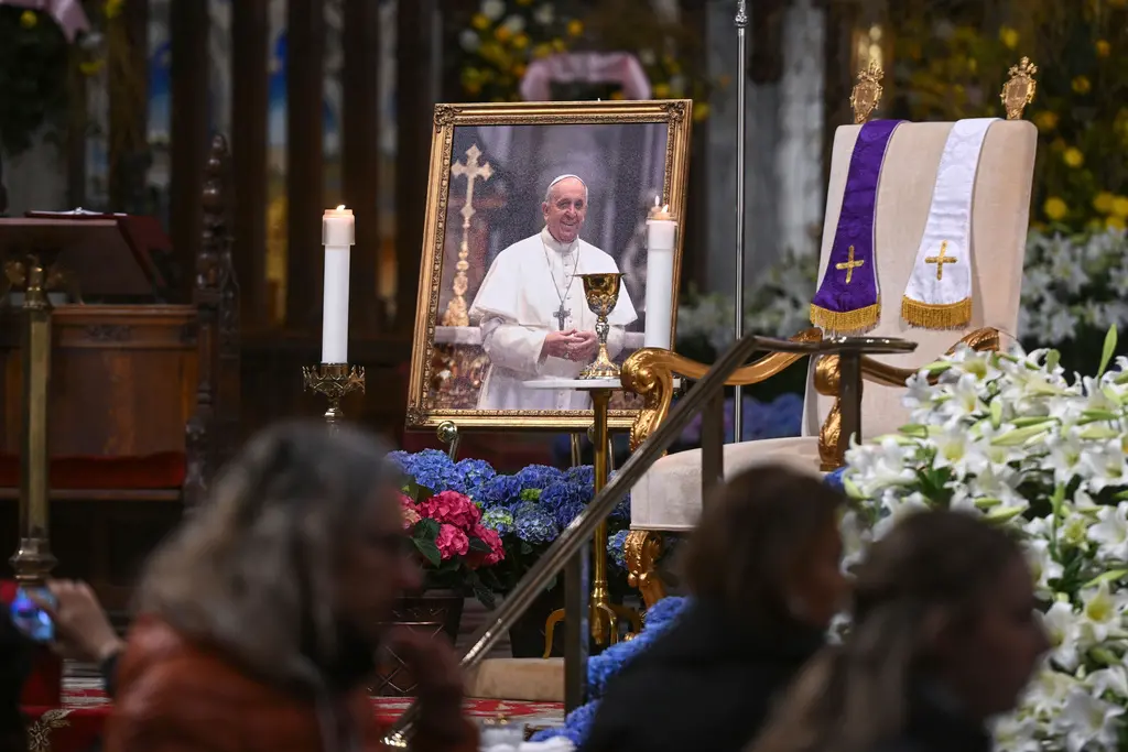 ▲教宗方濟各21日辭世，紐約聖派翠克大教堂的祭壇上擺放著教宗方濟各的照片，和一張象徵性的空椅子。（圖／達志影像／美聯社）