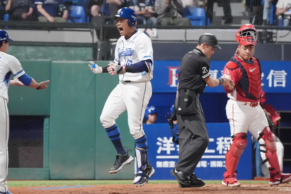 ▲富邦悍將范國宸於首局敲出3分砲，幫助悍將以5：2力退味全龍。（圖／富邦悍將提供）