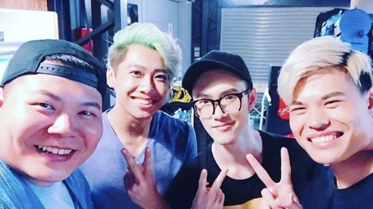 ▲YouTuber團體「頑GAME」解散至今4年多，前成員華森（右2）近日推出執導新作《8+9也能拯救世界》，拍片創作生涯更上一層樓，「我一向喜歡融合各種風格的戲劇，這次也有點像是在向台灣經典的《終極一班》致敬。」（圖／翻攝自臉牛臉書）