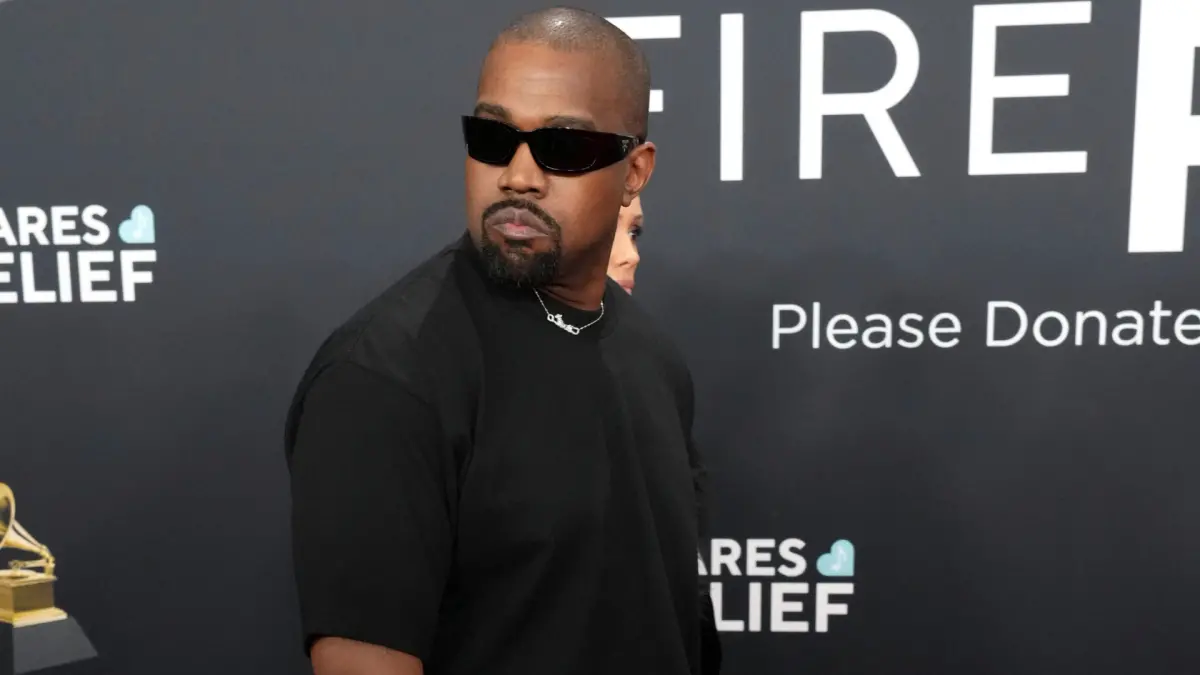 ▲「肯爺」肯伊威斯特昨（21）日發文承認自己新歌的歌曲內容屬實，等於坐實他曾和堂／表兄弟亂倫，歌詞中「幫對方XX到14」也全是真的。（圖／美聯社／達志影像）