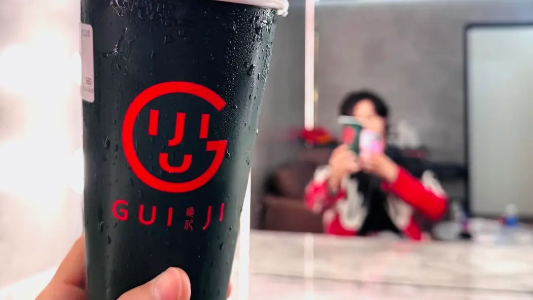 ▲SUPER JUNIOR李東海大讚台灣手搖飲料好好喝被6.4萬人敲碗；釣出龜記Threads上證實「蘋果紅萱、紅柚翡翠」三分糖微冰，掀粉絲爆買潮，小編求饒：「原料喝到快缺貨」。（圖／翻攝自東海IG@leedonghae）