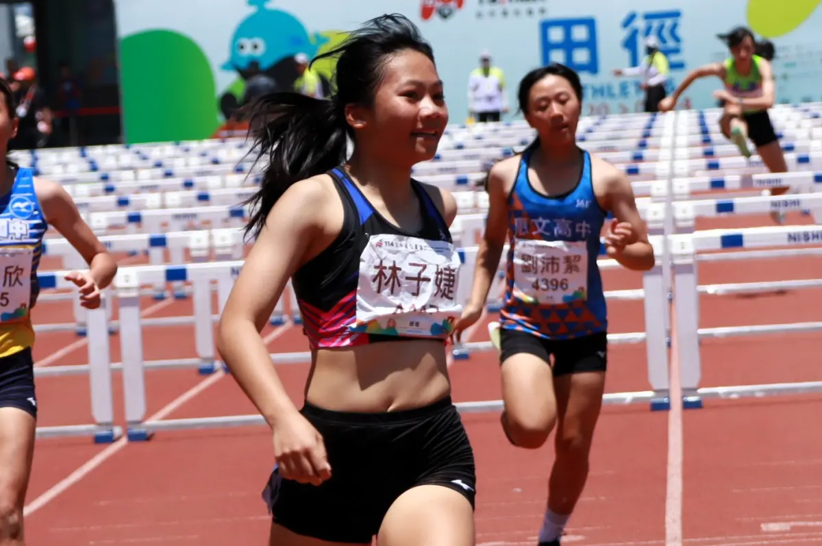 ▲國女組100公尺跨欄決賽，林子婕再創紀錄。高女100公尺卻也出現「一人賽跑」經典場景。（圖／全中運提供）