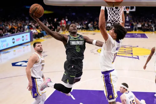 Edwards(中)首戰運球快攻,Doncic(左)、Reaves面對灰狼的防守反擊,就算跑回半場也形同虛設。(圖/美聯社/達志影像) ▲Edwards(中)首戰運球快攻,Doncic(左)、Reaves面對灰狼的防守反擊,就算跑回半場也形同虛設。(圖/美聯社/達志影像)