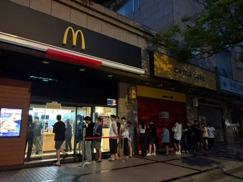 ▲麥當勞厚鬆餅堡強勢回歸!首日清晨5點記者到信義區門市直擊,已經有大批民眾早起排隊來購買。(圖/記者張嘉哲攝) ▲麥當勞厚鬆餅堡強勢回歸!首日清晨5點記者到信義區門市直擊,已經有大批民眾早起排隊來購買。(圖/記者張嘉哲攝)