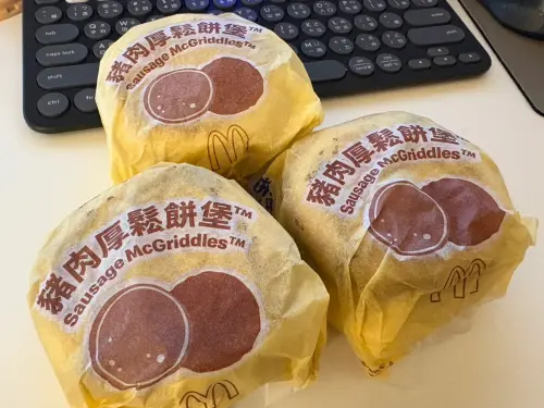 ▲麥當勞厚鬆餅堡強勢回歸開賣！有不少民眾早起就是為了要吃這味，有人吃了兩次還是要特地來排隊吃第三次。（圖/記者張嘉哲攝）