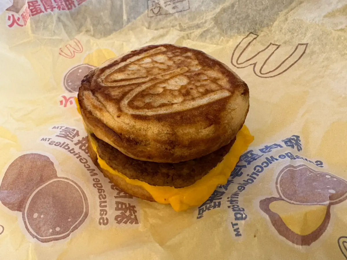 ▲麥當勞厚鬆餅堡正式強勢回歸引發民眾一早排爆，卻有女網友搶到後「1原因」超失望，認為慘輸給去年。（圖/記者張嘉哲攝）