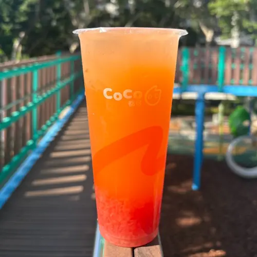 星巴克買一送一!特大杯那堤78元咖啡優惠 今起全品項商品85折 ▲CoCo都可今週三好友日「葡萄柚果粒茶買一送一」優惠喝起來。(圖/CoCo都可提供)