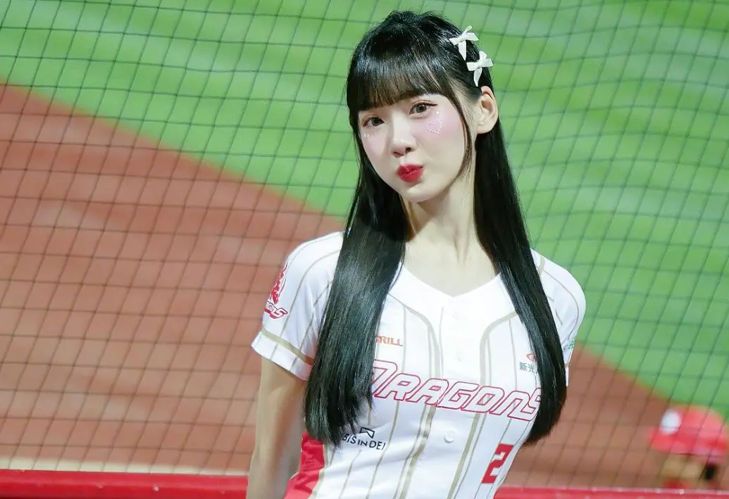 ▲「小龍女」昆娜（如圖）遭爆已婚生子還跟球員談戀愛，她被拍到和張祐嘉回同一處住所，兩人似乎戀愛中。（圖／昆娜IG）