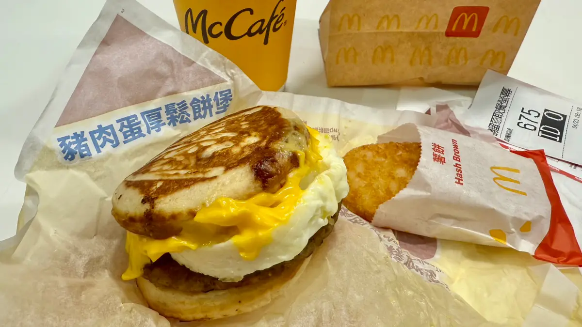 ▲麥當勞「厚鬆餅堡」今開賣首日再掀起搶購，不少一早到門市排隊重溫美味的網友抱怨，認為「厚鬆餅堡變難吃又縮水」、還有人覺得醬少。求證官方，台灣麥當勞不忍全說了。（圖／記者蕭涵云攝）