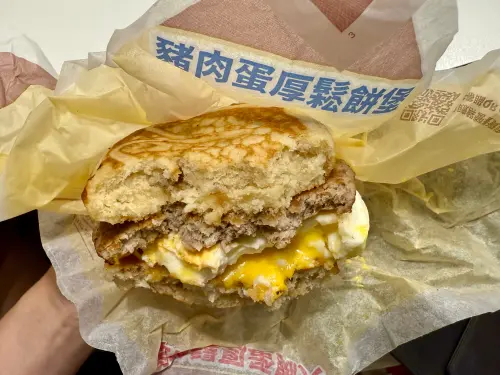 鬆餅堡「變難吃又縮水」?網友排隊重溫狂抱怨 麥當勞不忍全說了 ▲記者實際試吃麥當勞「厚鬆餅堡」,咬下麵包看起來還鬆軟、配料也不乾。(圖/記者蕭涵云攝)