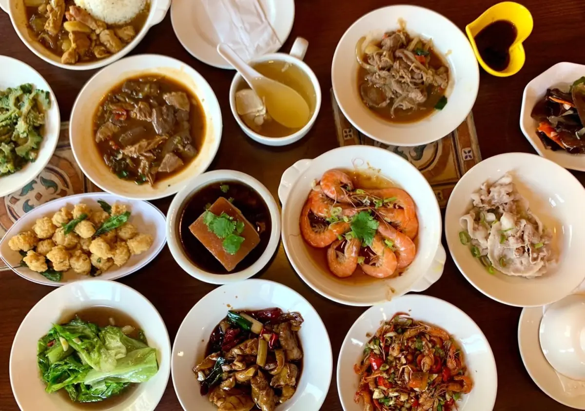 ▲母親節將來臨，網友們點名適合全家聚餐餐廳，像是高雄人氣中餐廳「東坡醉月」，主打高雄唯一「中式熱炒料理現點現做吃到飽」，平日最低只要549元起，享近50樣菜色無限吃。（圖／翻攝「東坡醉月」臉書）