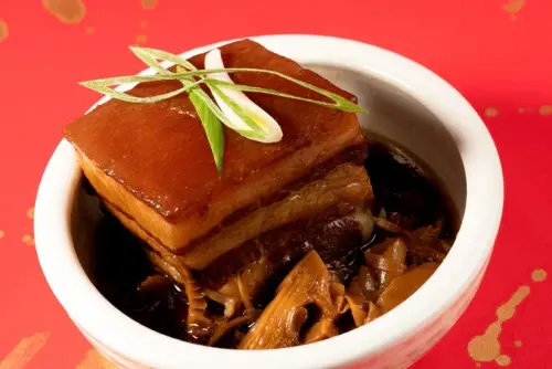 ▲「醉月東坡肉」是到「東坡醉月」時必點的首要招牌菜。（圖／翻攝「東坡醉月」官網）