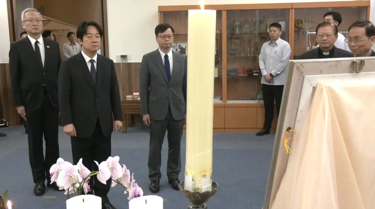 ▲賴清德上午10時30分赴天主教台北總主教公署，至方濟各靈堂追思。（圖／擷取自共訊）