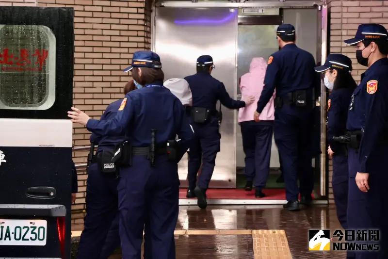 ▲「剴剴案」保母姊妹劉彩萱（粉紅色外套）、劉若琳（灰色外套）出庭。（圖／記者李政龍攝）