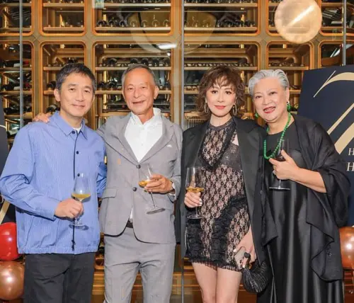▲梁朝偉(左一)和劉嘉玲(右二)特別祝賀杜琪峯(左二)70歲生日快樂,杜琪峯的妻子黃寶玲也跟他們開心合照。(圖/摘自IG) ▲梁朝偉(左一)和劉嘉玲(右二)特別祝賀杜琪峯(左二)70歲生日快樂,杜琪峯的妻子黃寶玲也跟他們開心合照。(圖/摘自IG)