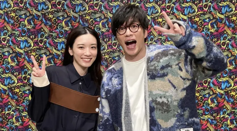 ▲永野芽郁（左）與田中圭（右）的不倫戀風波持續延燒，兩人交往期間採「半同居」模式相處，LINE上超羞恥情話也被曝光，田中圭曖昧地說床有永野芽郁的味道。（圖／翻攝自モニタリング IG）