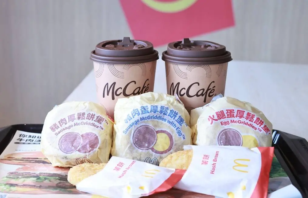 ▲麥當勞「McGriddles楓糖厚鬆餅堡」今開賣！網路傳出饕客失望抱怨「楓糖的香味跟醬比較少」口感輸給去年。真相曝光尷尬了，「麥當勞厚鬆餅堡」沒有加醬，是「褐色楓糖風味塊，散佈在厚鬆餅堡內」。（圖／記者吳翊緁攝）
