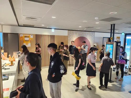 麥當勞鬆餅堡「醬少」引戰!饕客失望怨輸給去年 真相曝光尷尬了 ▲麥當勞林森二門市,上午10點仍有不少人潮排隊買早餐。(圖/記者吳翊緁攝)