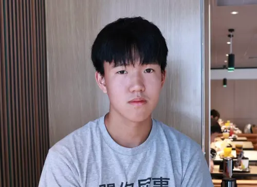 麥當勞鬆餅堡「醬少」引戰!饕客失望怨輸給去年 真相曝光尷尬了 ▲18歲林同學一早朝聖麥當勞,搶先開吃厚鬆餅堡。(圖/記者吳翊緁攝)