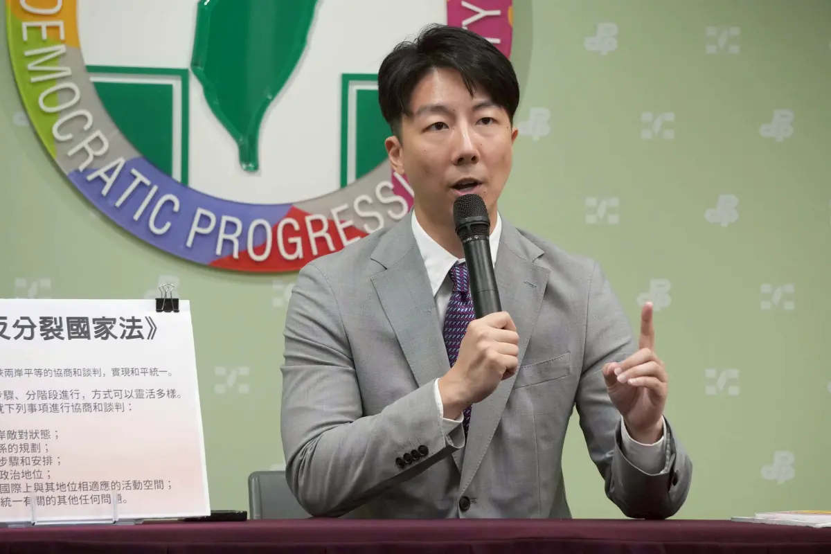 ▲民進黨發言人吳崢今召開「藍白，為什麼到現在還不反共？」記者會。（圖／民進黨提供）