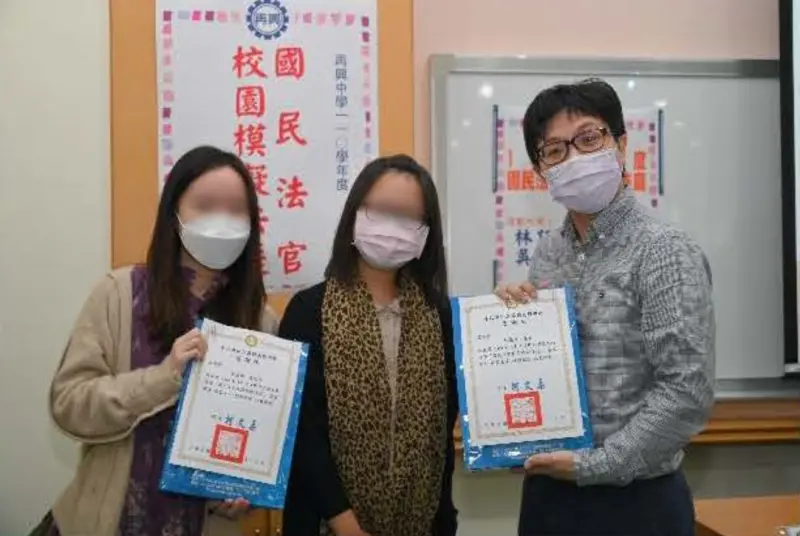 ▲陳沂、李怡貞官司的法官林記弘(右)勸雙方和解。(圖/翻攝再興中學網頁)