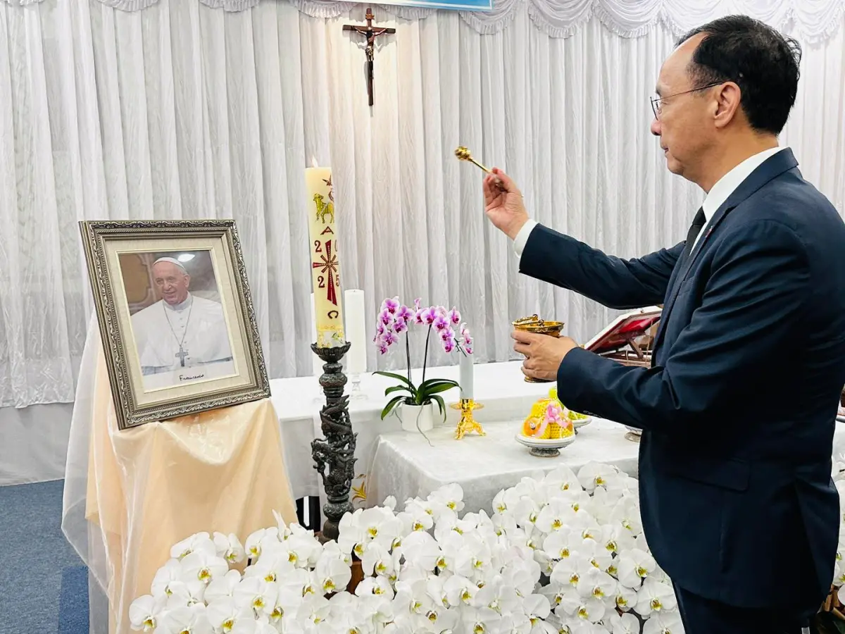 ▲國民黨主席朱立倫23日上午前往方濟各靈堂追思悼念。（圖／翻攝自朱立倫臉書）