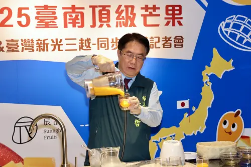 ▲黃偉哲透過鮮榨芒果汁,與現場大小朋友一同分享芒果的鮮甜,現場人潮絡繹不絕,為這次的預購直送活動熱烈開場。(圖/南市府提供) ▲黃偉哲透過鮮榨芒果汁,與現場大小朋友一同分享芒果的鮮甜,現場人潮絡繹不絕,為這次的預購直送活動熱烈開場。(圖/南市府提供)