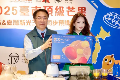 ▲三三讀書會長陳苡銜直接下訂200箱芒果,以實際行動大力支持。(圖/南市府提供) ▲三三讀書會長陳苡銜直接下訂200箱芒果,以實際行動大力支持。(圖/南市府提供)