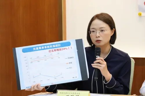靖娟基金會許雅荏執行長說明,國際的座椅標準已經有所改革,且已全面停止販售及生產舊版ECE R44規範的安全座椅,若臺灣遲遲不修標準、不建置對應的實地檢測,未來這些新版座椅將無法順利進口。(圖/靖娟兒童安全文教基金會提供) ▲靖娟基金會許雅荏執行長說明,國際的座椅標準已經有所改革,且已全面停止販售及生產舊版ECE R44規範的安全座椅,若臺灣遲遲不修標準、不建置對應的實地檢測,未來這些新版座椅將無法順利進口。(圖/靖娟兒童安全文教基金會提供)