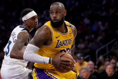 ▲湖人以94：85擊敗明尼蘇達灰狼，將系列賽大比分扳成1：1平手。LeBron James在防守端的表現堪稱關鍵，甚至被球評與媒體稱為「詹嘴綠」，讚譽其宛若金州勇士防守悍將Draymond Green般的防守價值和領袖氣場。（圖／美聯社／達志影像）