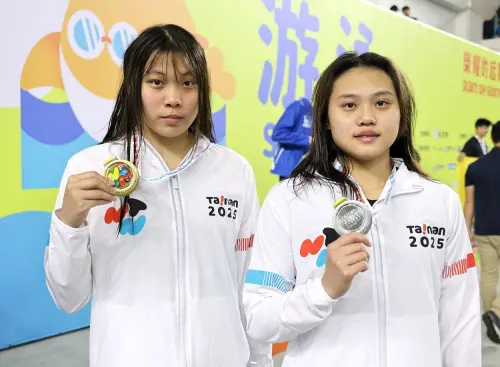▲臺南市新豐高中洪渝姍(左)與臺南女中李姵萱包辦游泳高女50公尺蝶式金銀牌。（圖／南市府提供）