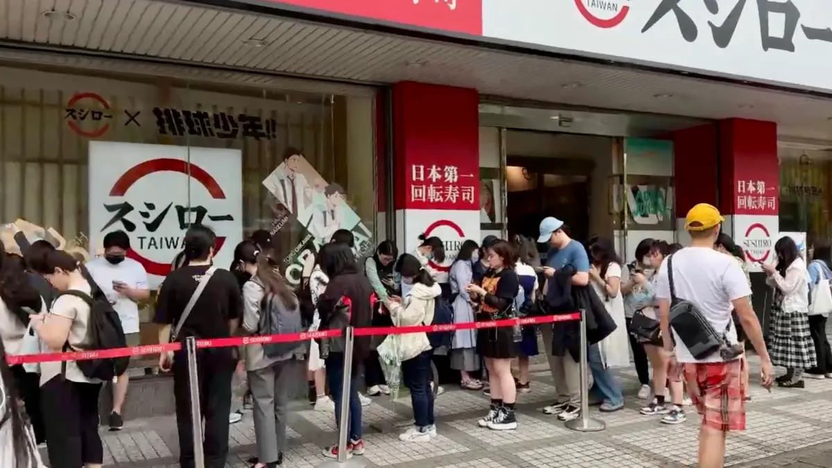 ▲不只麥當勞「楓糖厚鬆餅堡」開賣，西門町中華路湧現人潮，原來是壽司郎《排球少年!!》聯名周邊也開搶。早上8點粉絲就冒雨前來，累積最多40人在門口排了兩圈，比麥當勞尖峰時刻人潮還誇張。（圖／業者提供）