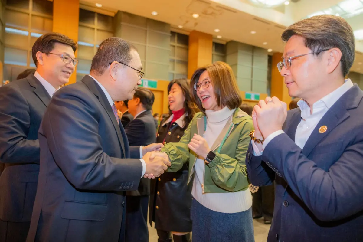 ▲新北市長侯友宜23日開市政會議時，無預警宣布祕書處長饒慶鈺即將離開市府團隊。（圖／翻攝饒慶鈺臉書）