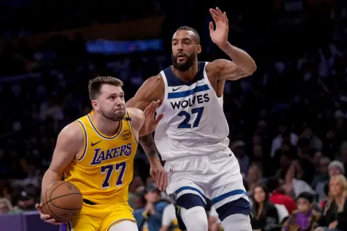Doncic(左)把灰狼3大長人輪流抓出來單打,全場獲得 11次罰球機會。(圖/美聯社/達志影像) ▲Doncic(左)把灰狼3大長人輪流抓出來單打,全場獲得 11次罰球機會。(圖/美聯社/達志影像)