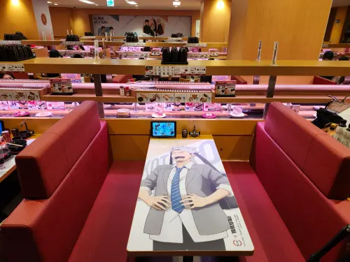 不是麥當勞!西門町早上9點人潮擠爆 冒雨排隊等壽司郎排球少年 ▲《排球少年!!》現身壽司郎陪吃飯。(圖/記者吳翊緁攝)